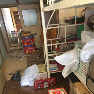 段々片付いてきた様子、ベッドが見えず天井までゴミ、服が溜まってました！