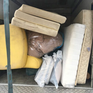 汚れたマットレス・絨毯・ソファー・家具・処理依頼お任せ下さい。